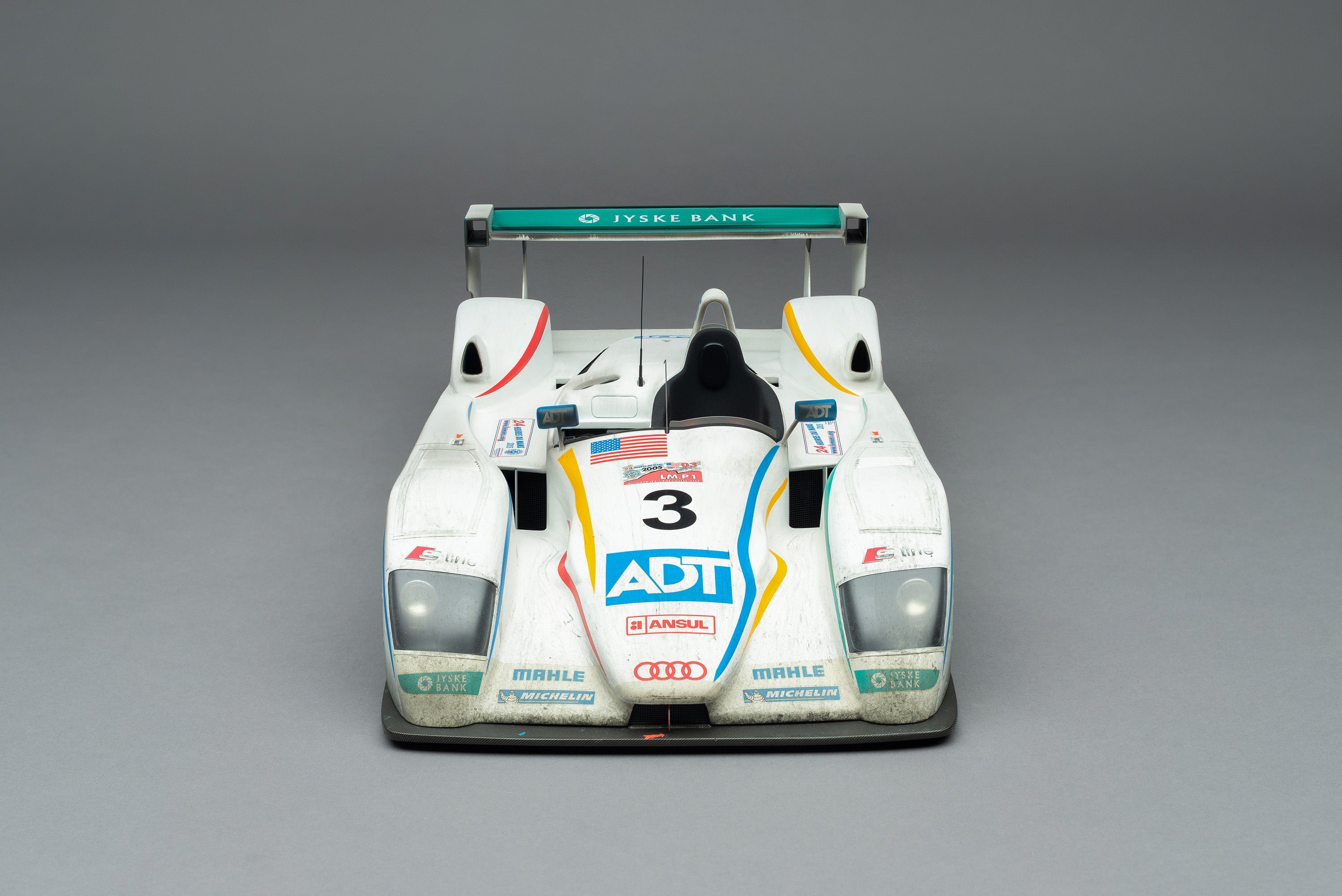 Coche modelo a escala 1:8 del Audi R8 (2005), versión desgastada por el clima de su primera carrera en Le Mans.