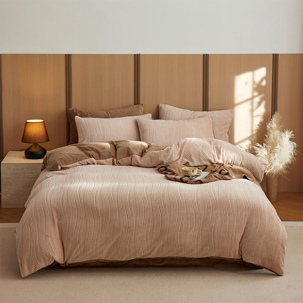 Minimalist Wavy Line Warm Milk Velvet Bed Sheet Set