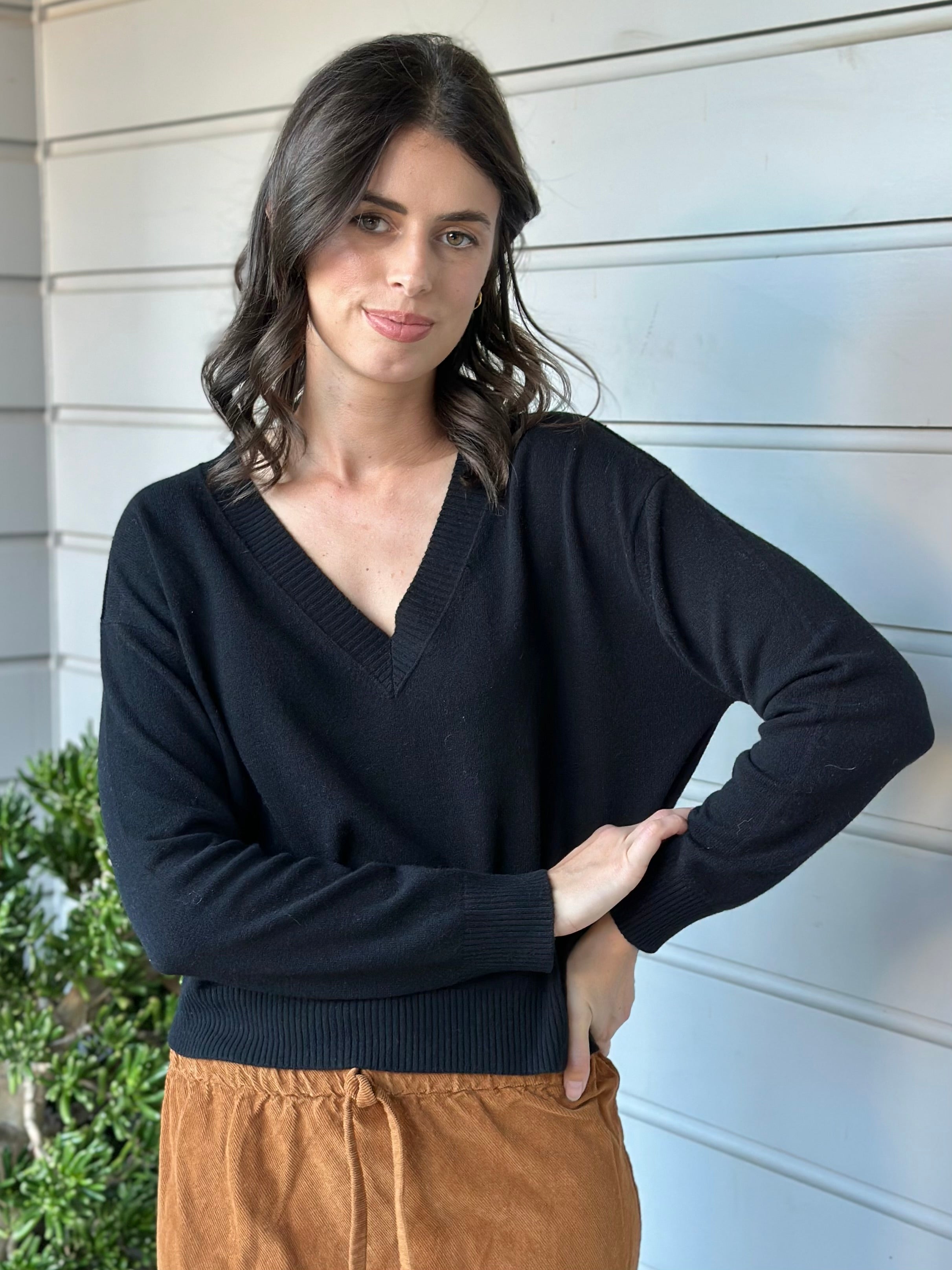 mavis v neck knit- -black cashmere