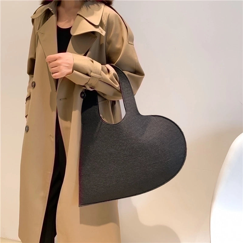 Women's Small Felt Cloth Solid Color Classic Style Streetwear Heart-shaped Zipper Handbag