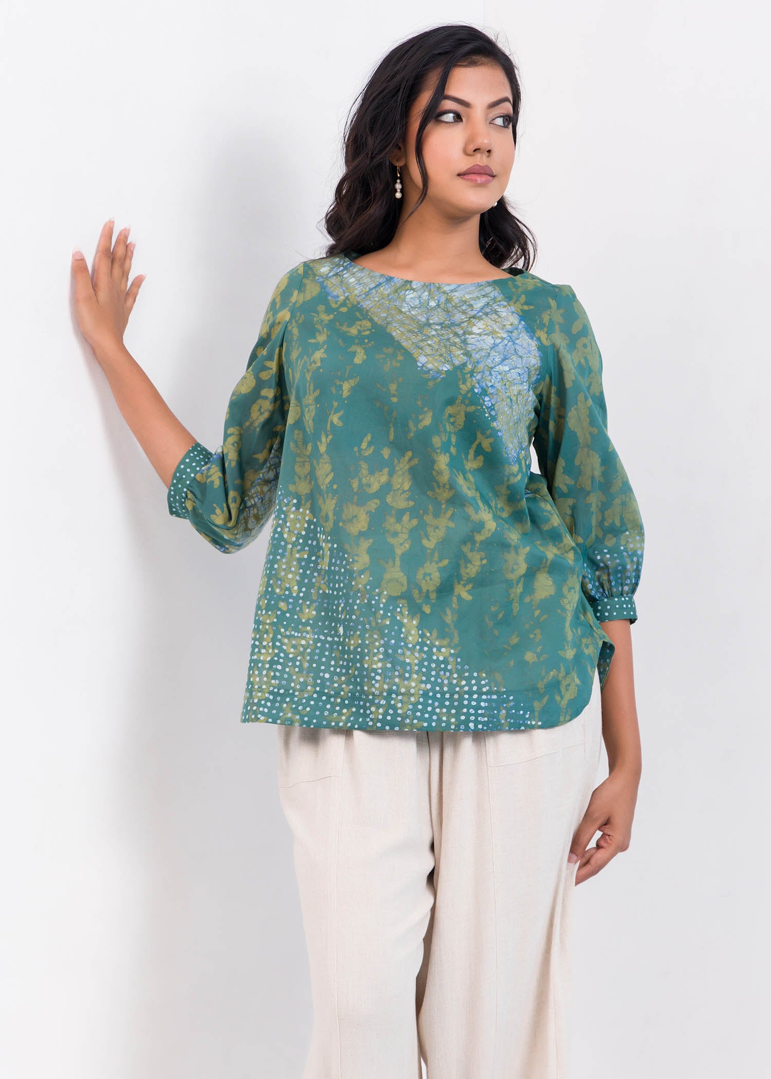 Round neck detailed three batik color top