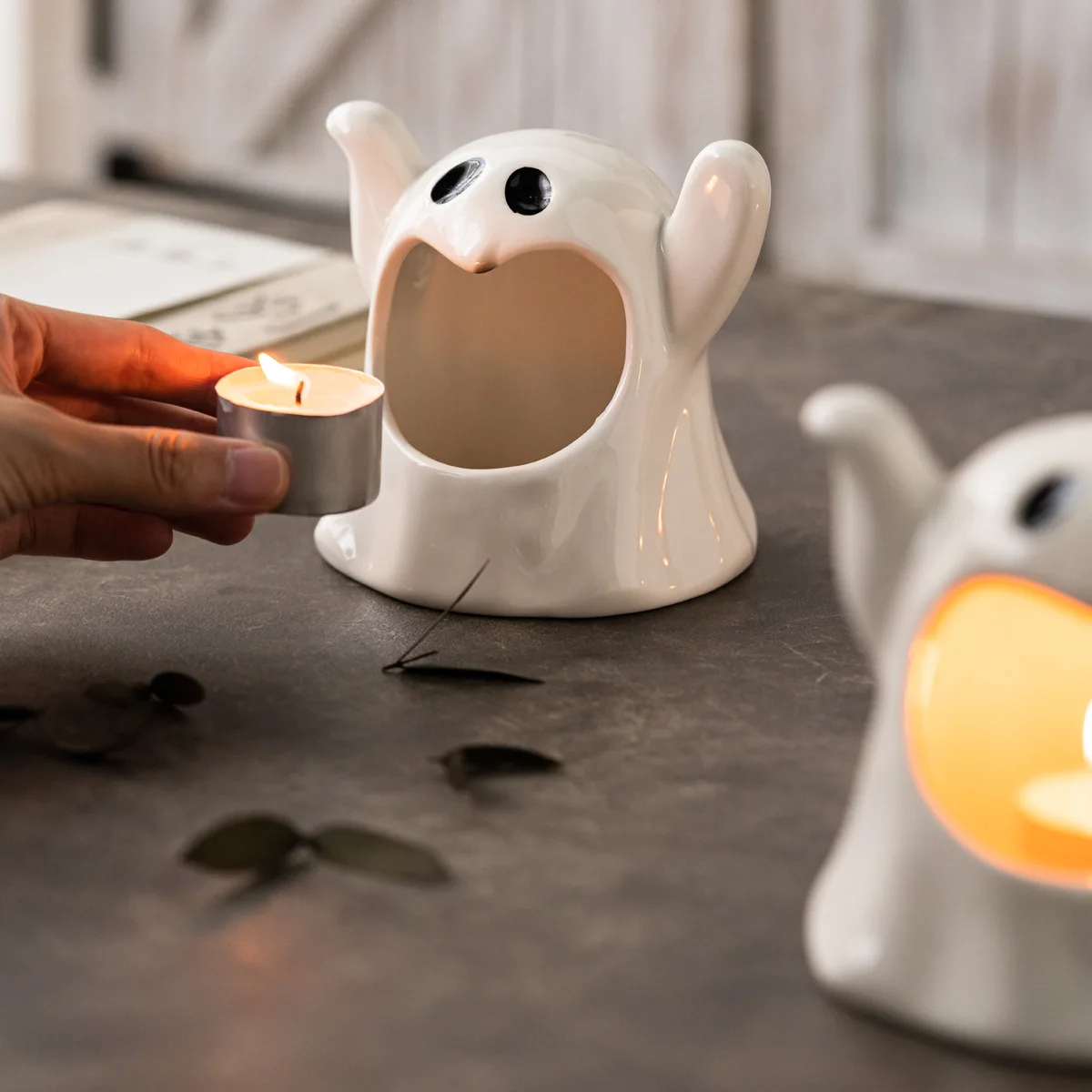 Halloween atmosphere ornaments with white ceramic ghosts for home decoration
