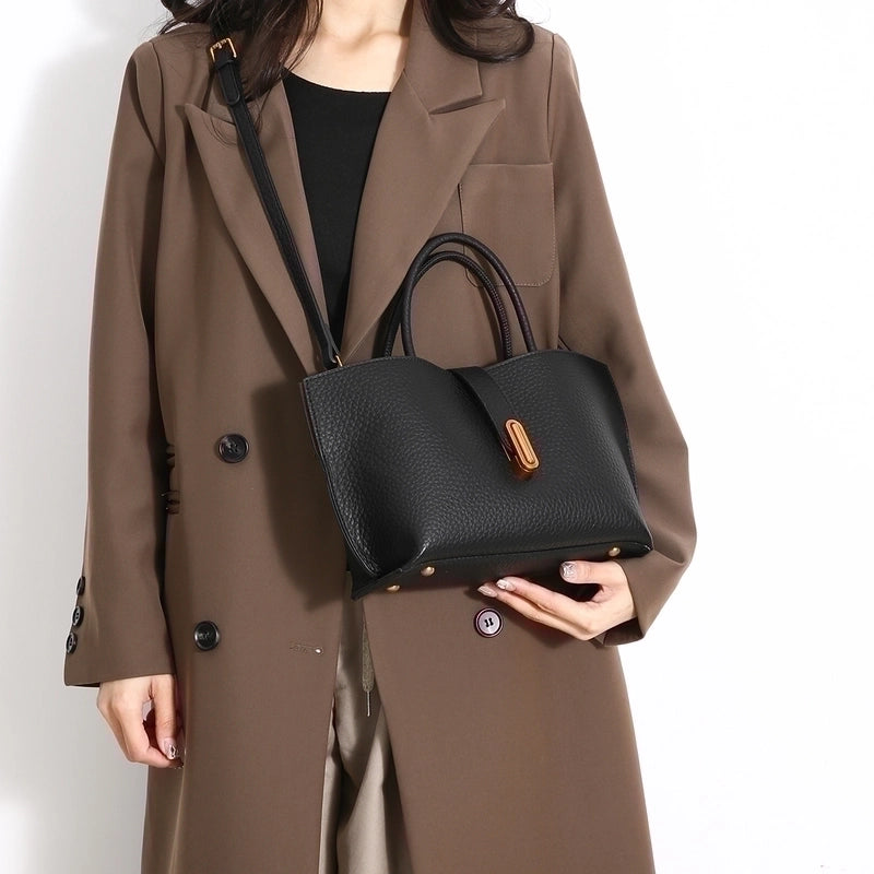 Women's Pu Leather Solid Color Preppy Style Classic Style Sewing Thread Zipper Shoulder Bag
