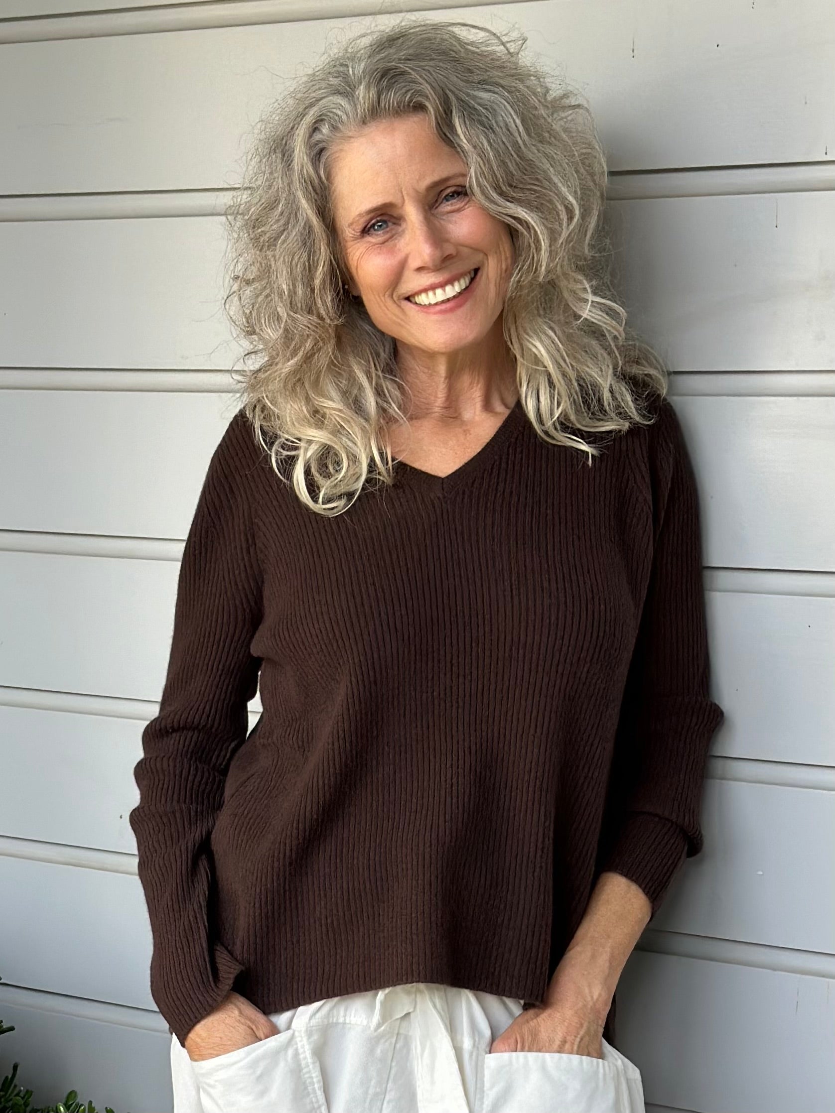 ribbed v neck cashmere  -chocolate