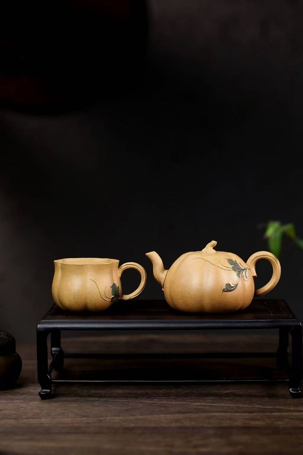 Yixing purple clay gourd teapot from China