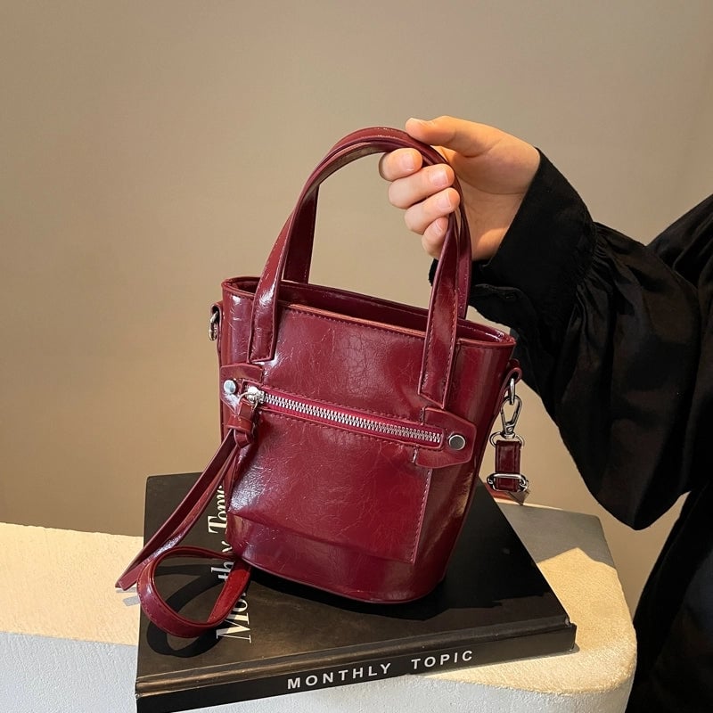 Women's Pu Leather Solid Color Classic Style Streetwear Sewing Thread Bucket Zipper Handbag
