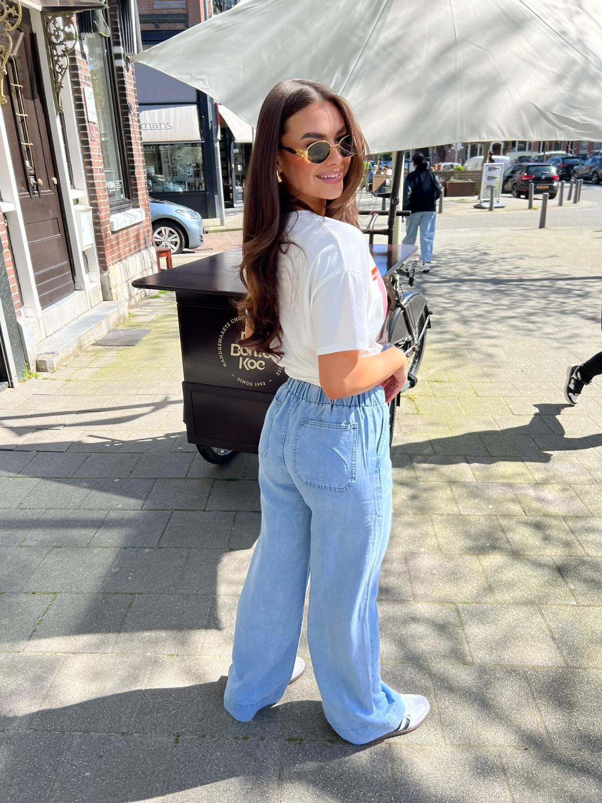 Tres chic tee off white