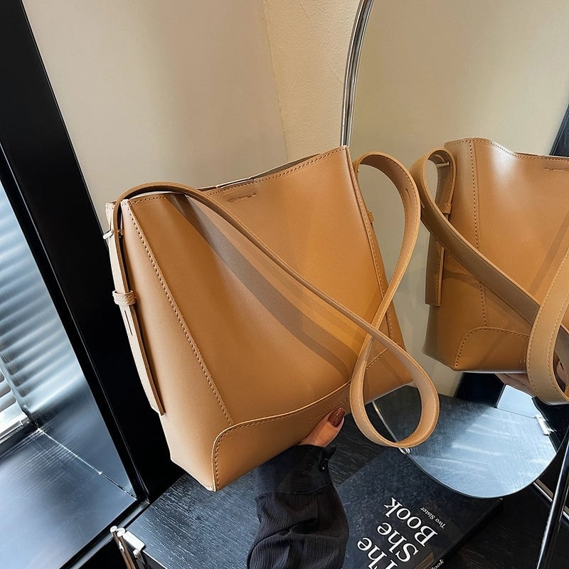 Women's All Seasons Pu Leather Solid Color Classic Style Bucket Magnetic Buckle Shoulder Bag