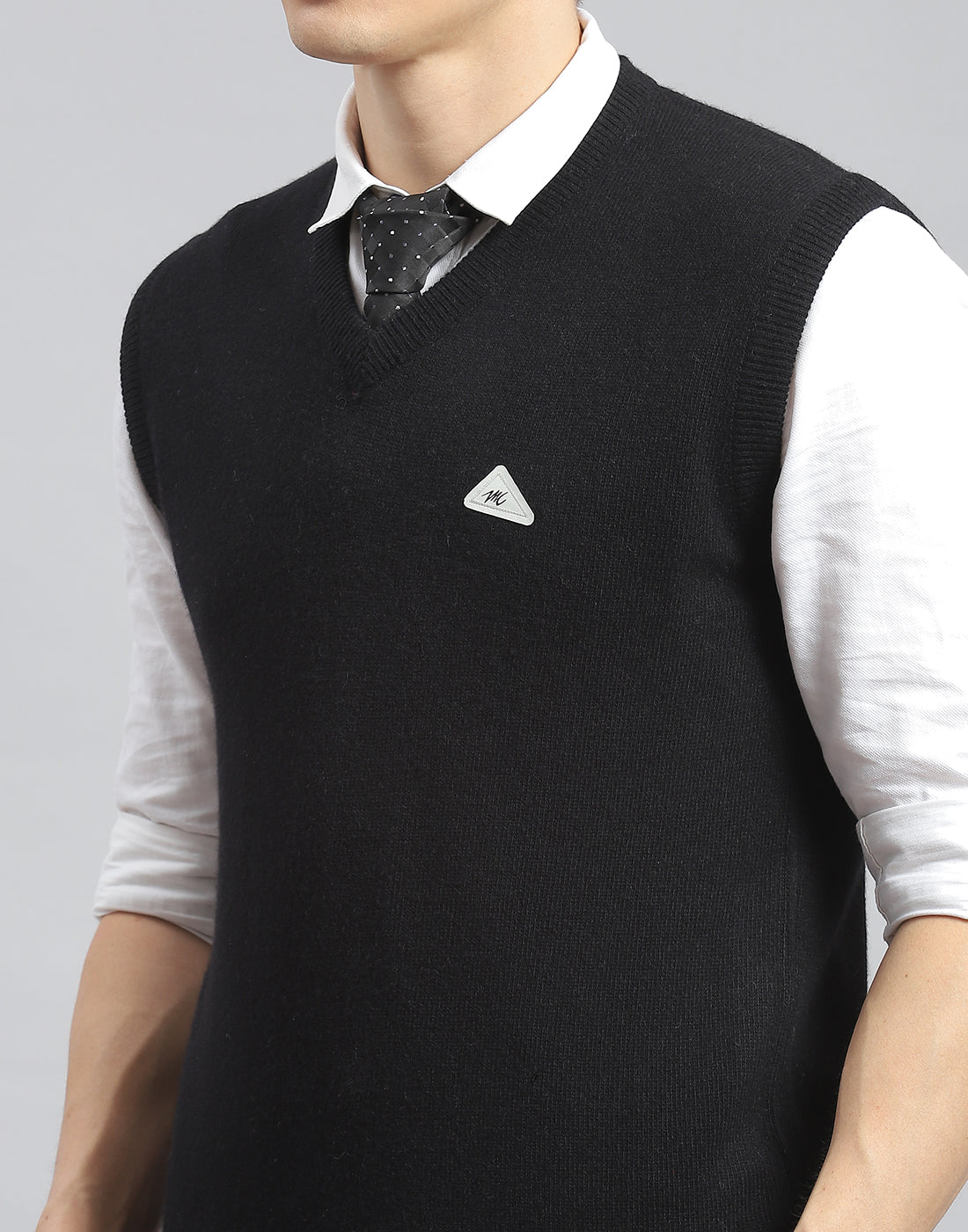 Men Black Solid V Neck Sleeveless Sweater