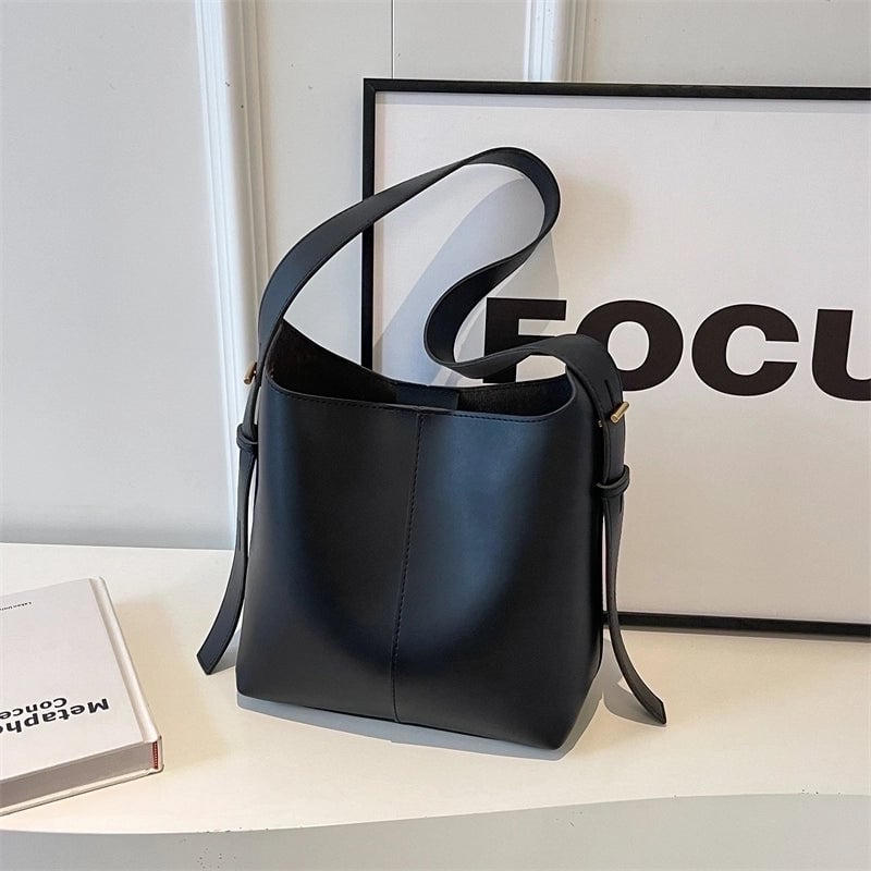 Women's Solid Color Streetwear Bucket Magnetic Buckle Underarm Bag