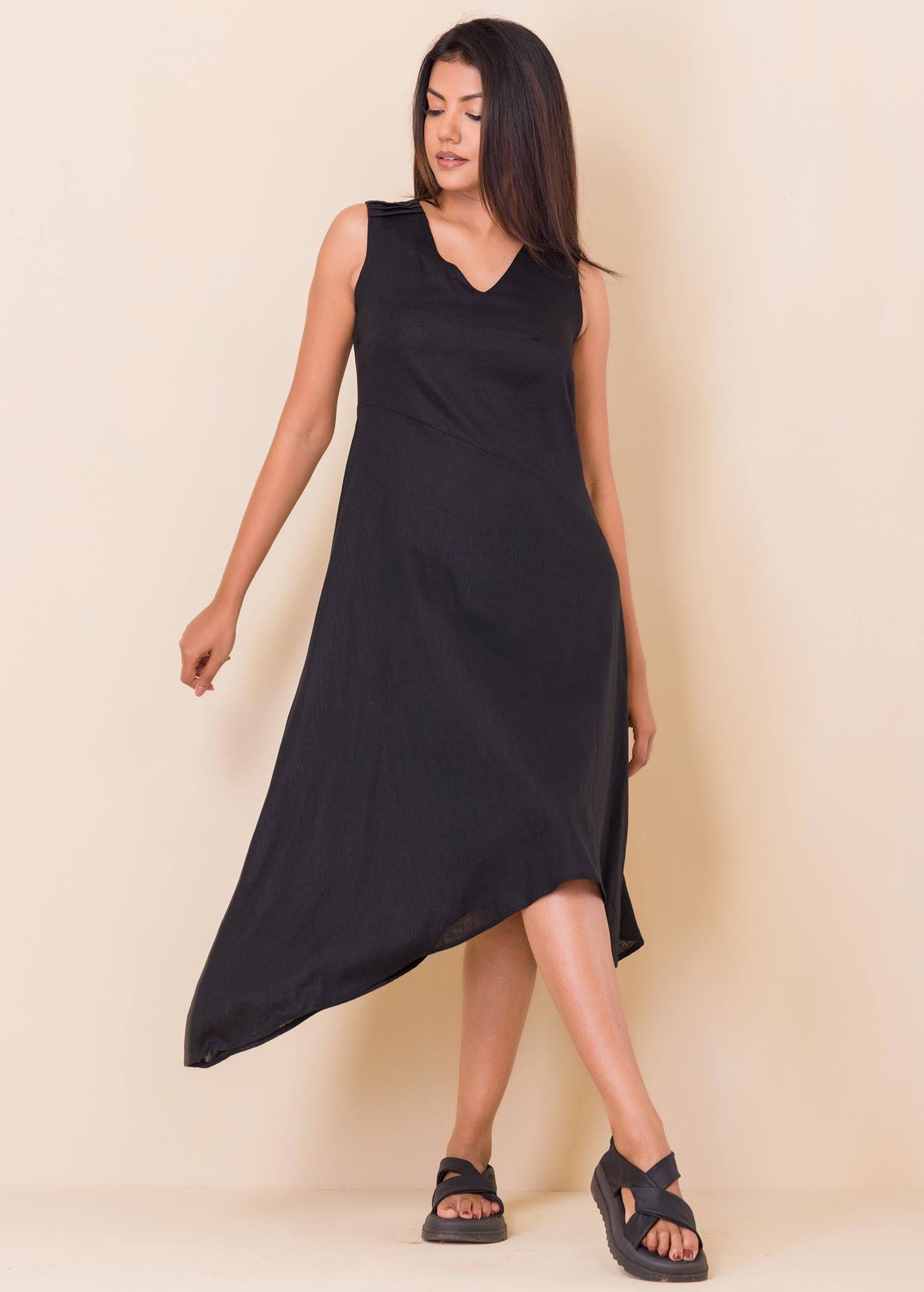 Sleeveless v neck linen dress