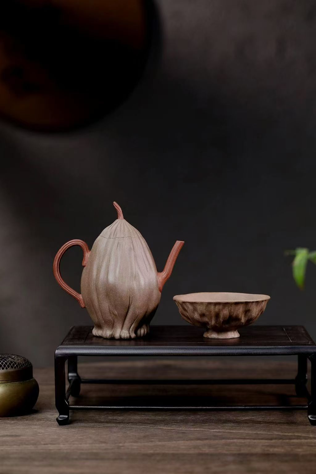 Drinking alone from a withered lotus  Original quarry of green-gray mud