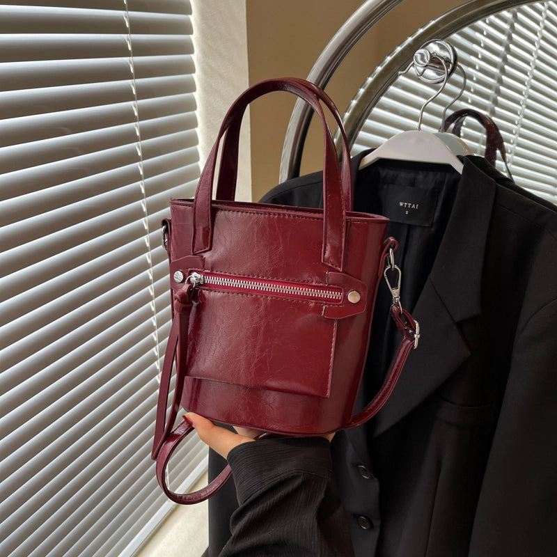 Women's Pu Leather Solid Color Classic Style Streetwear Sewing Thread Bucket Zipper Handbag