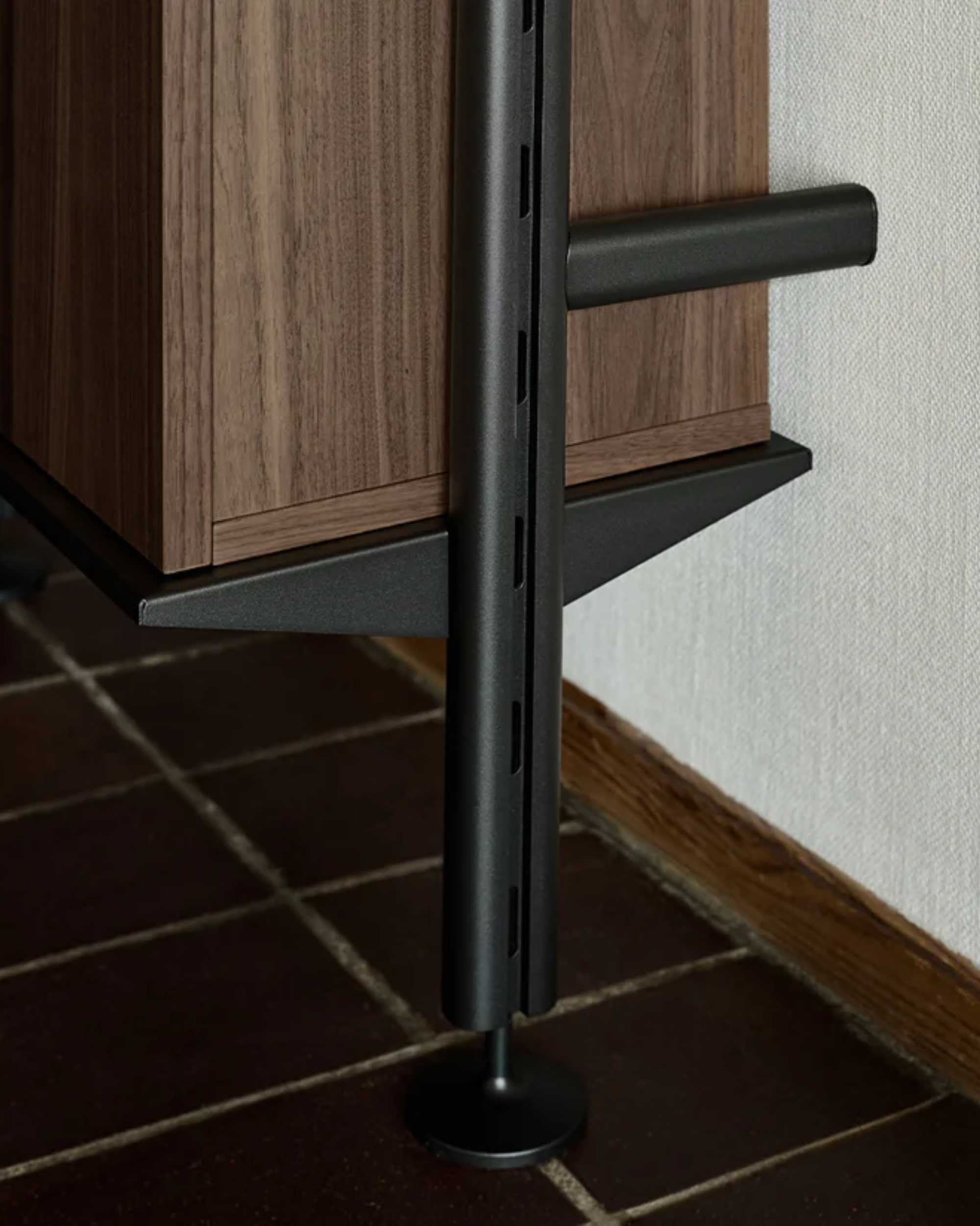 String Pira G2 wall-mounted floor shelf 90+70. black/walnut