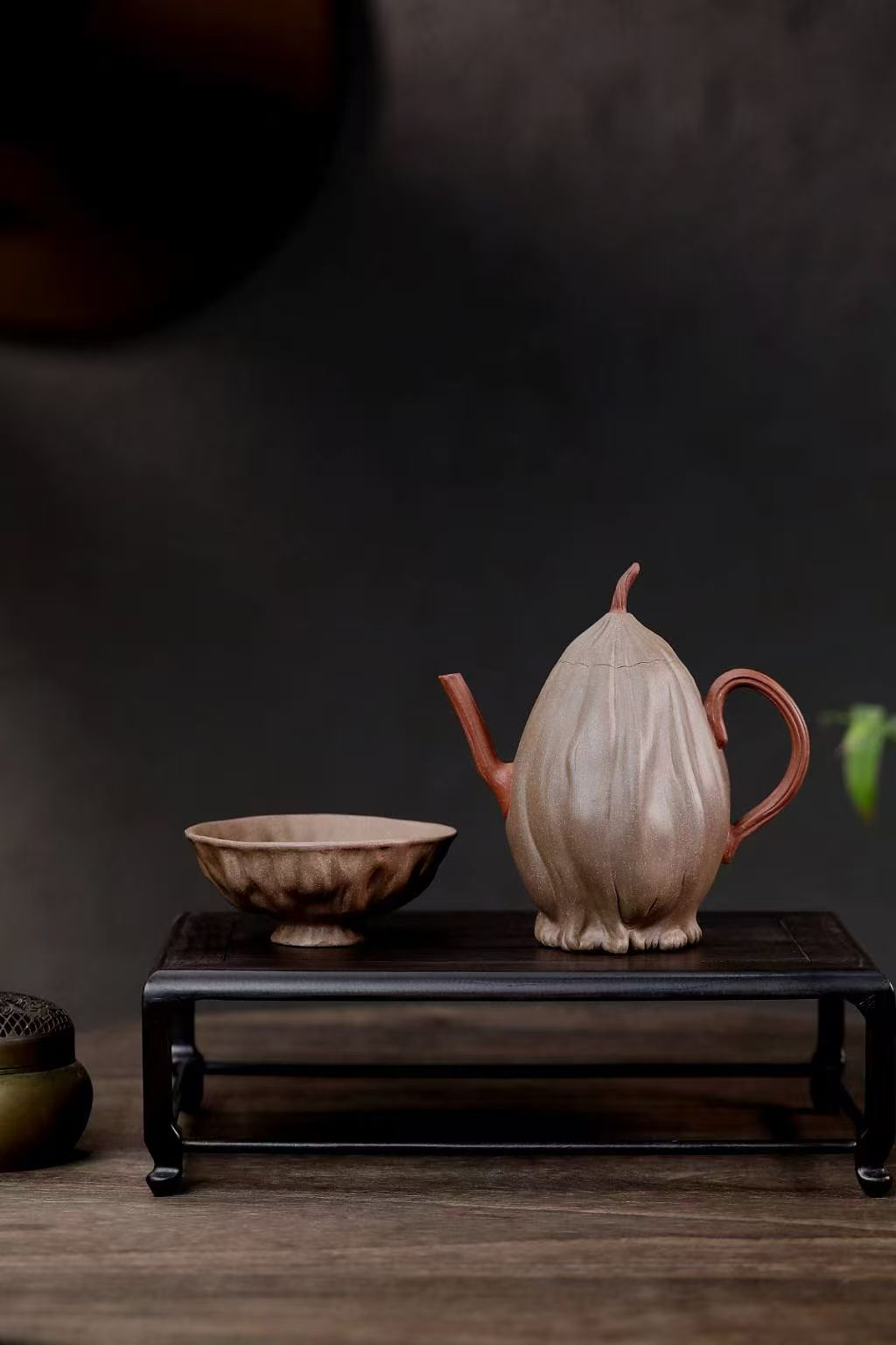 Drinking alone from a withered lotus  Original quarry of green-gray mud