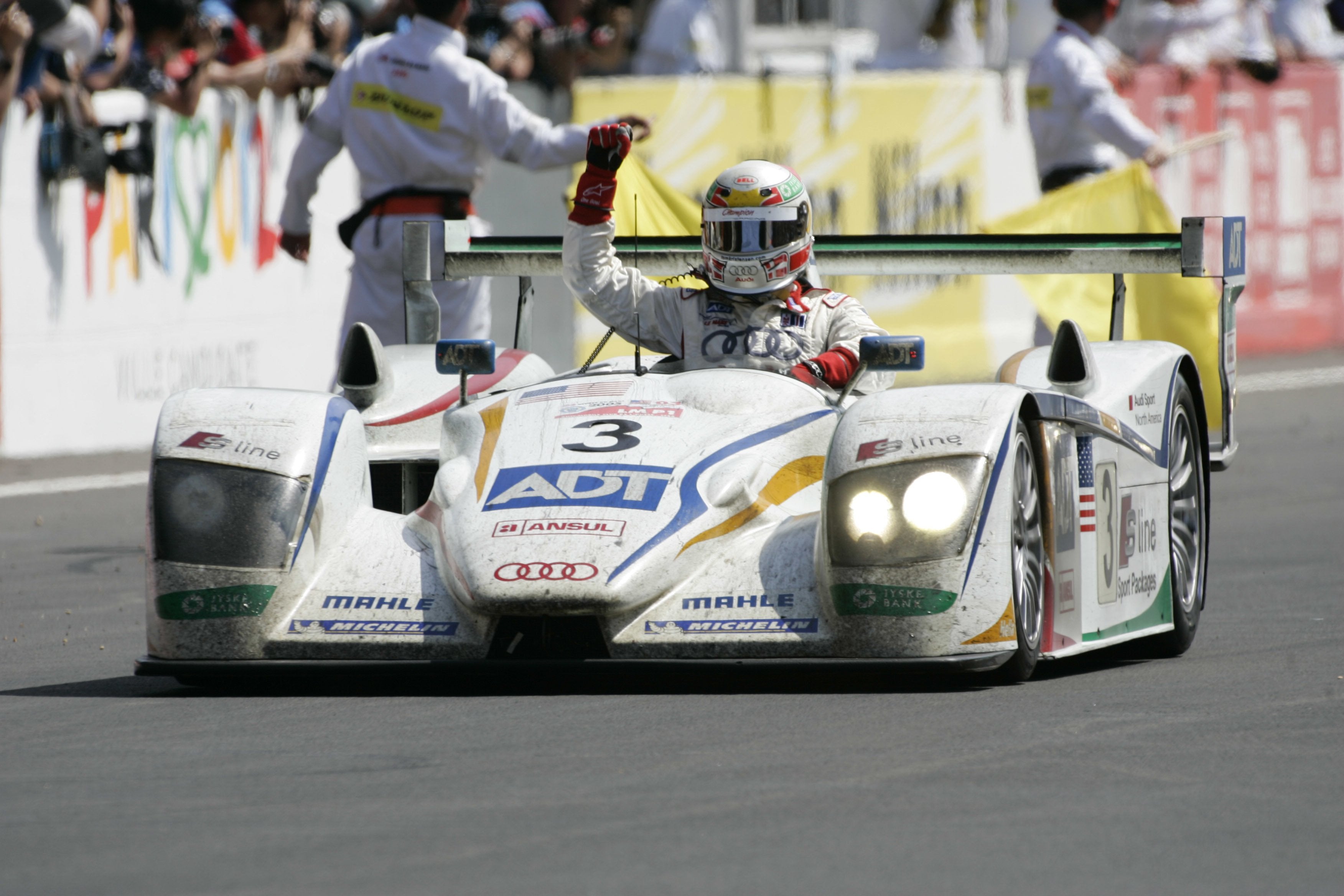 Coche modelo a escala 1:8 del Audi R8 (2005), versión desgastada por el clima de su primera carrera en Le Mans.