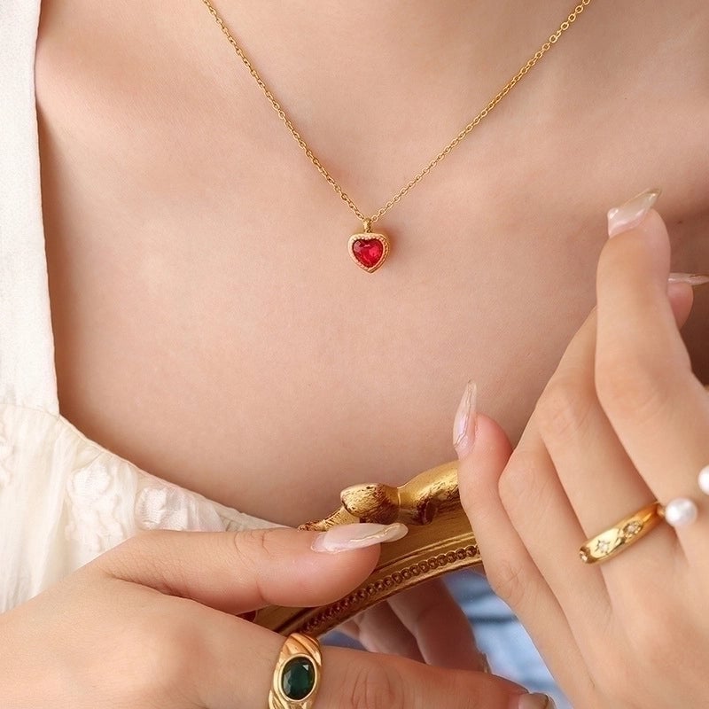 Retro Heart Shape 304 Stainless Steel Zircon 18K Gold Plated Pendant Necklace