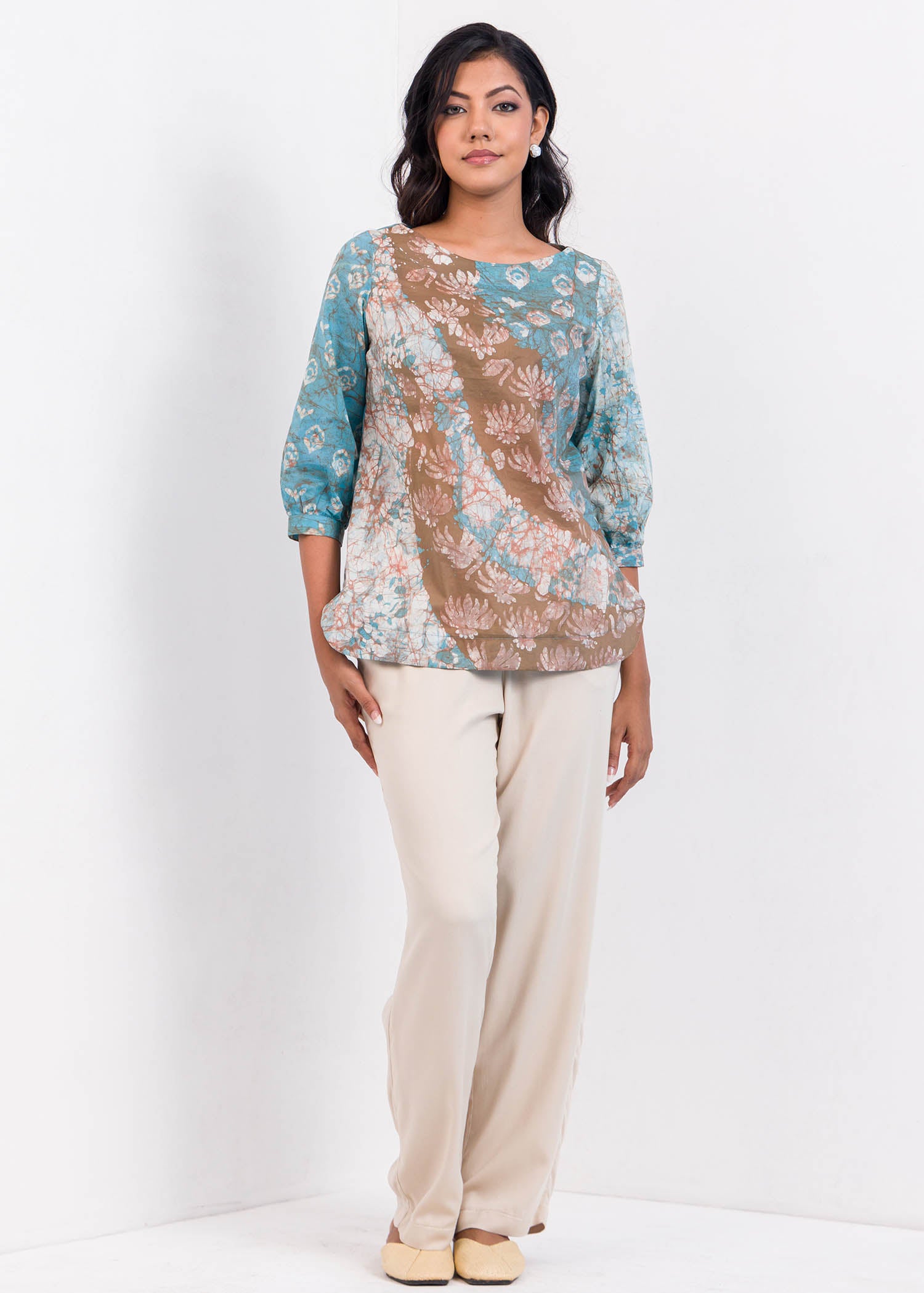 Round neck detailed three batik color top