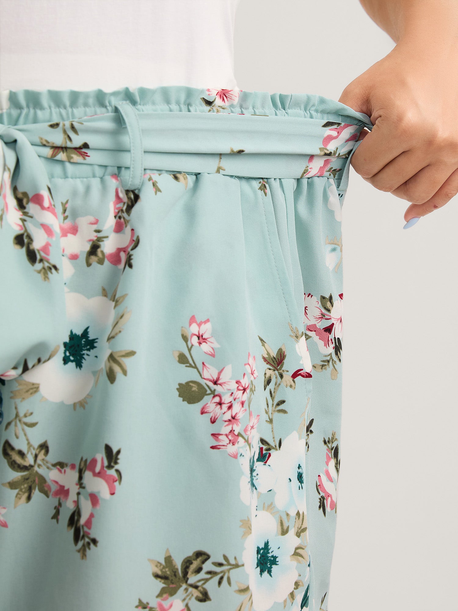 Fresh Floral Print Belted Shorts