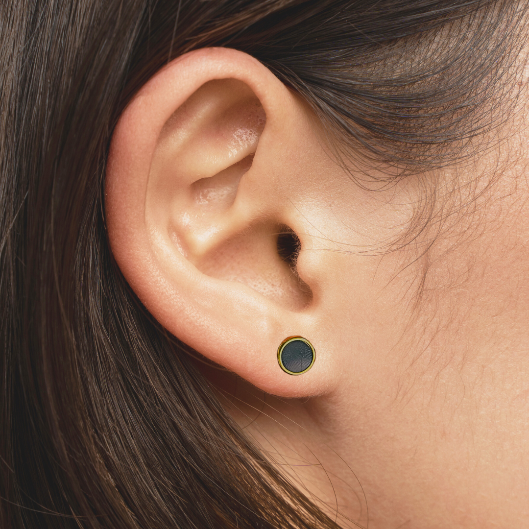 8mm Black circle studs - Gold