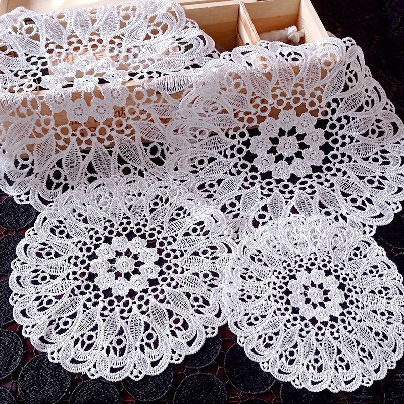 Minimalist Flower Polyester Tablecloths Artificial Decorations