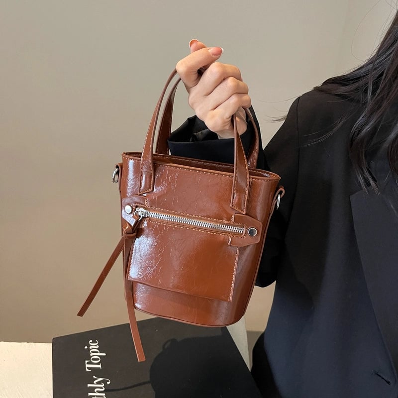 Women's Pu Leather Solid Color Classic Style Streetwear Sewing Thread Bucket Zipper Handbag