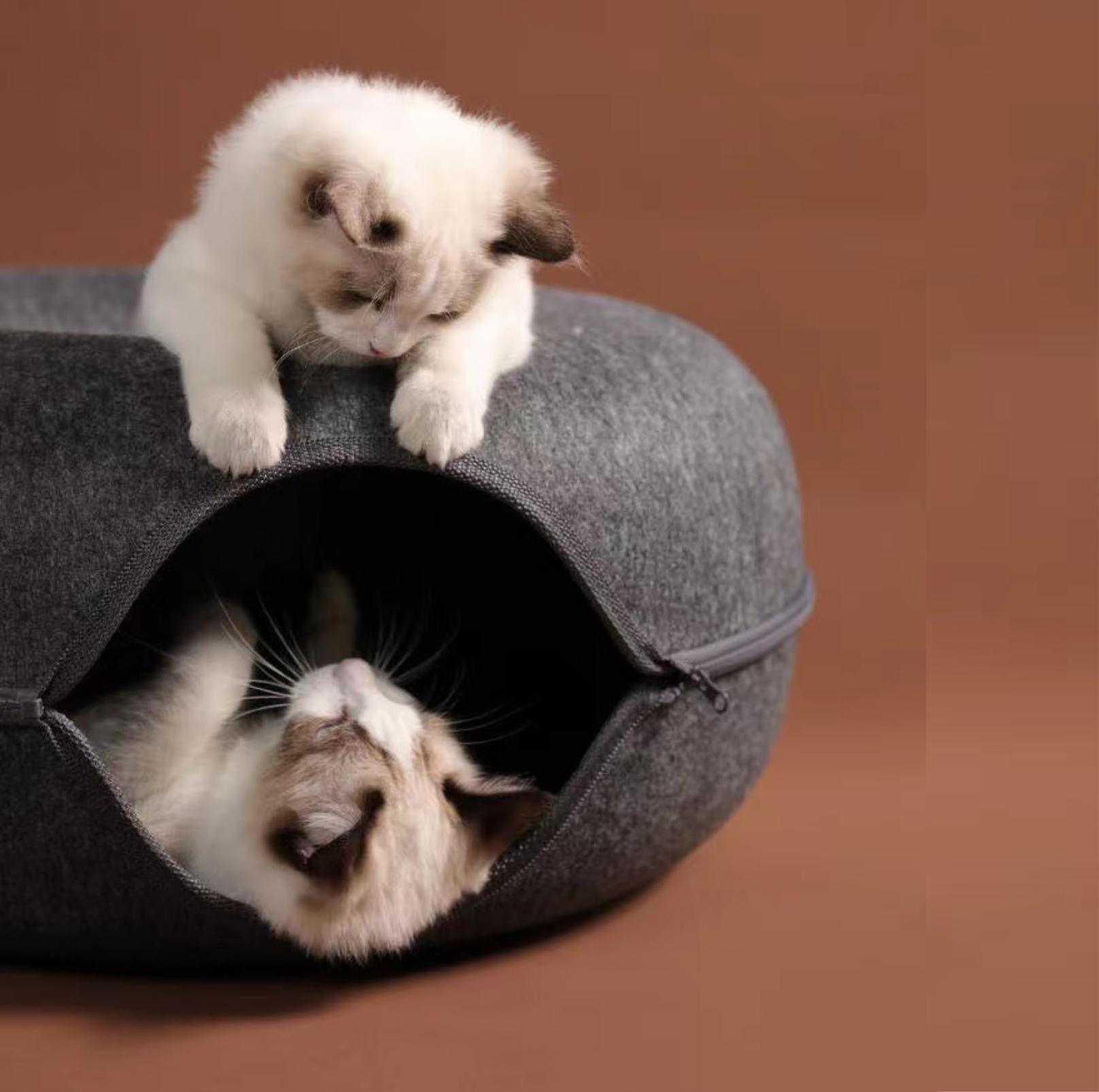 All-Season Donut-Shaped Felt Tunnel Cat Bed