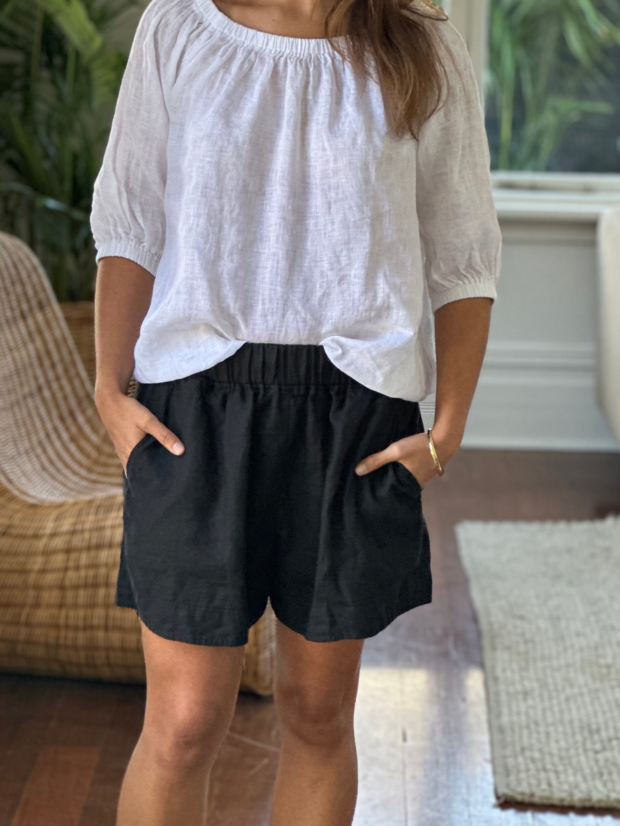 abbey short - black linen