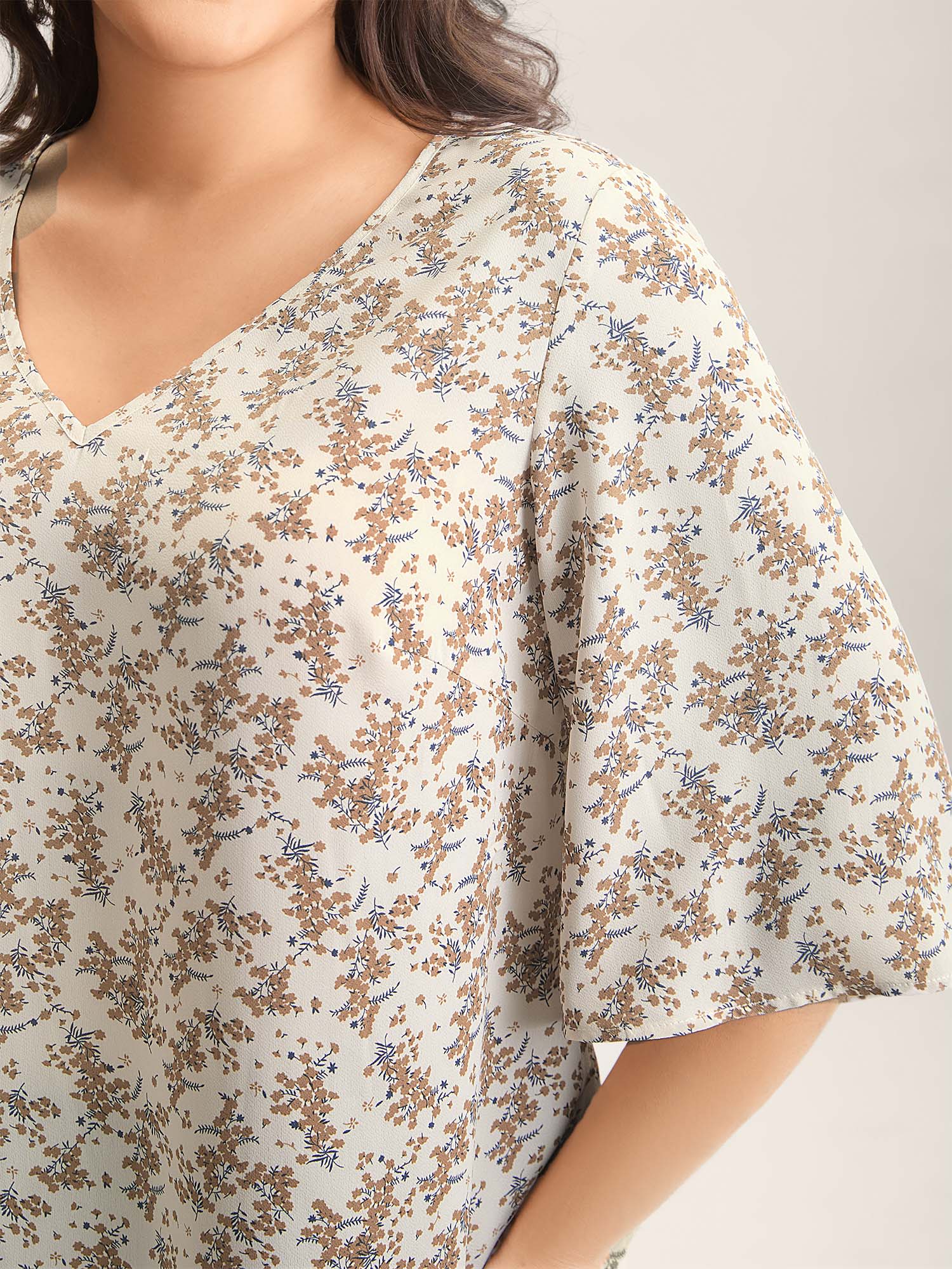 Floral Print Curvy Hem V-Neck Shirt