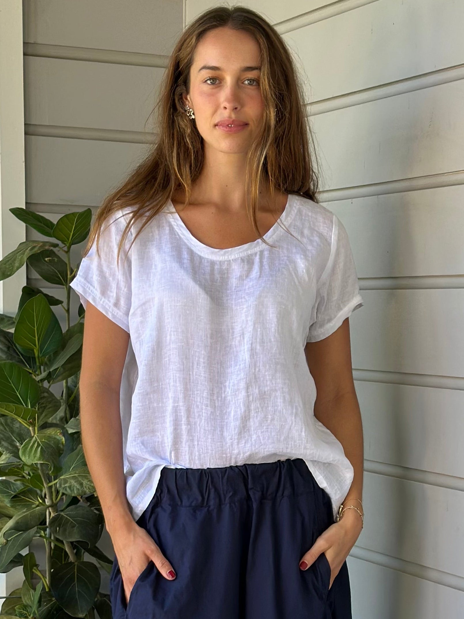 ellie round neck-white linen