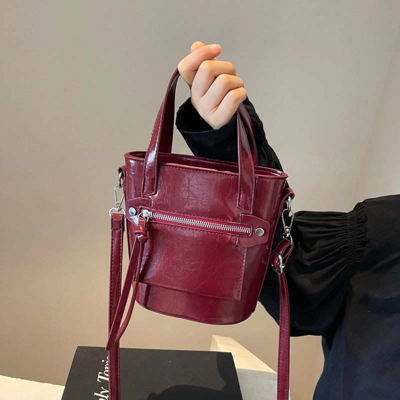 Women's Pu Leather Solid Color Classic Style Streetwear Sewing Thread Bucket Zipper Handbag