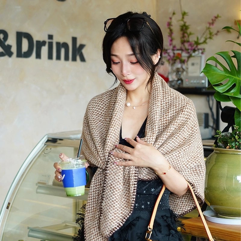 Spring And Autumn New High-end Triangle Girls' Elegant Simple Shawl Warm Scarf
