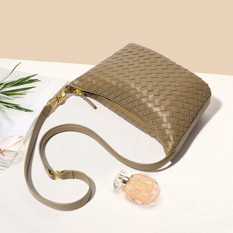 Women's Medium Pu Leather Solid Color Vintage Style Classic Style Dumpling Shape Zipper Straw Bag