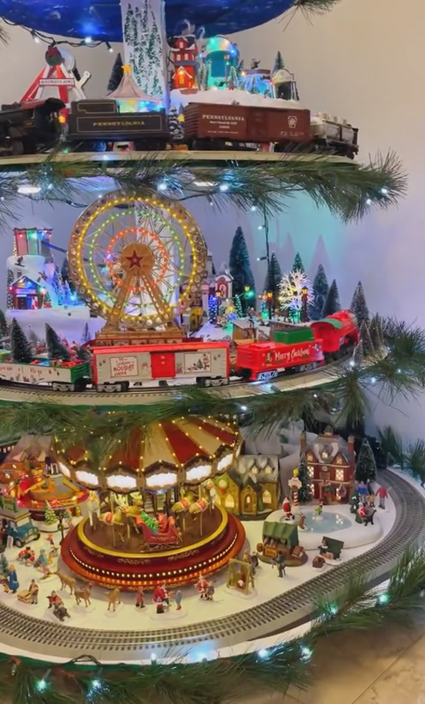 ☆ Christmas tree with Ferris wheel (with trains, Ferris wheel, brightly lit houses)