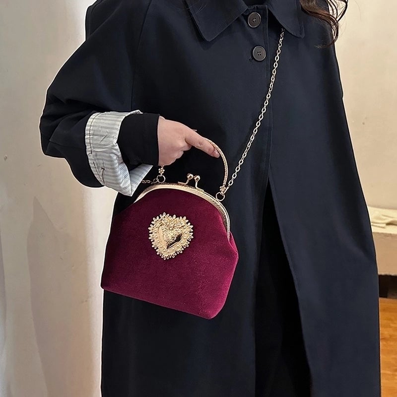 Women's Gold Velvet Heart Shape Solid Color Elegant Sewing Thread Chain Shell Buckle Evening Bag
