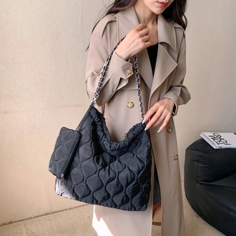 Women's All Seasons Oxford Cloth Lingge Vintage Style Sewing Thread Square Magnetic Buckle Shoulder Bag