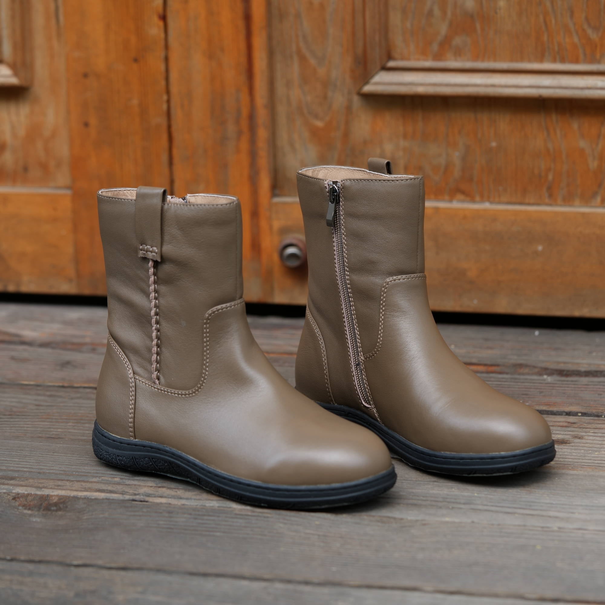 Women Retro Leather Soft Short Boots for Winter Short Plush Lining Black/Khaki