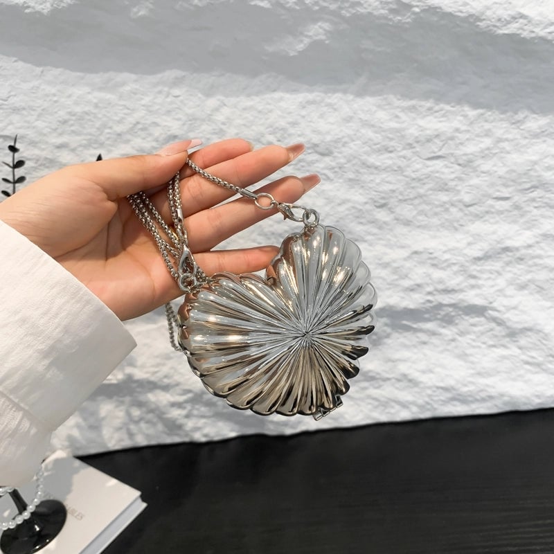 Women's Small Metal Solid Color Vintage Style Streetwear Heart-shaped Clasp Frame Crossbody Bag
