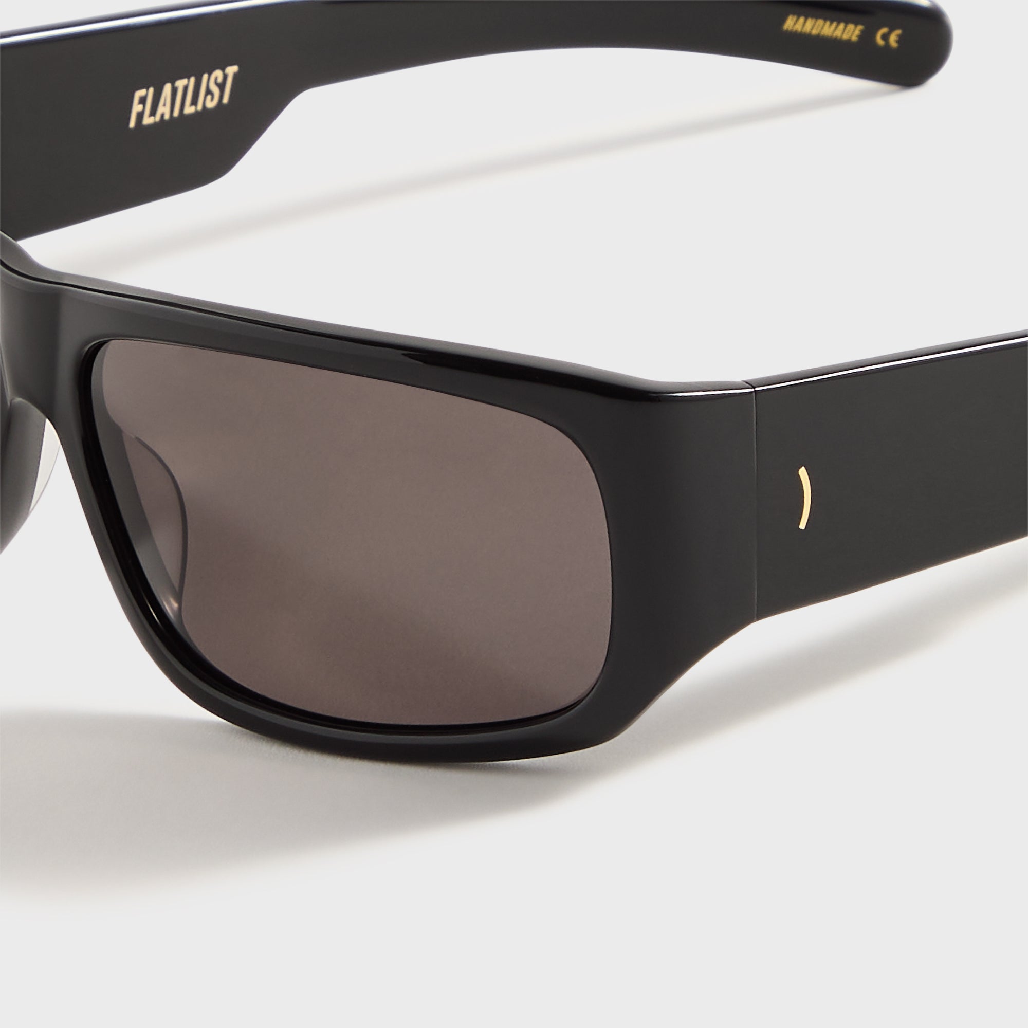 Flatlist April - Solid Black / Solid Black Lens