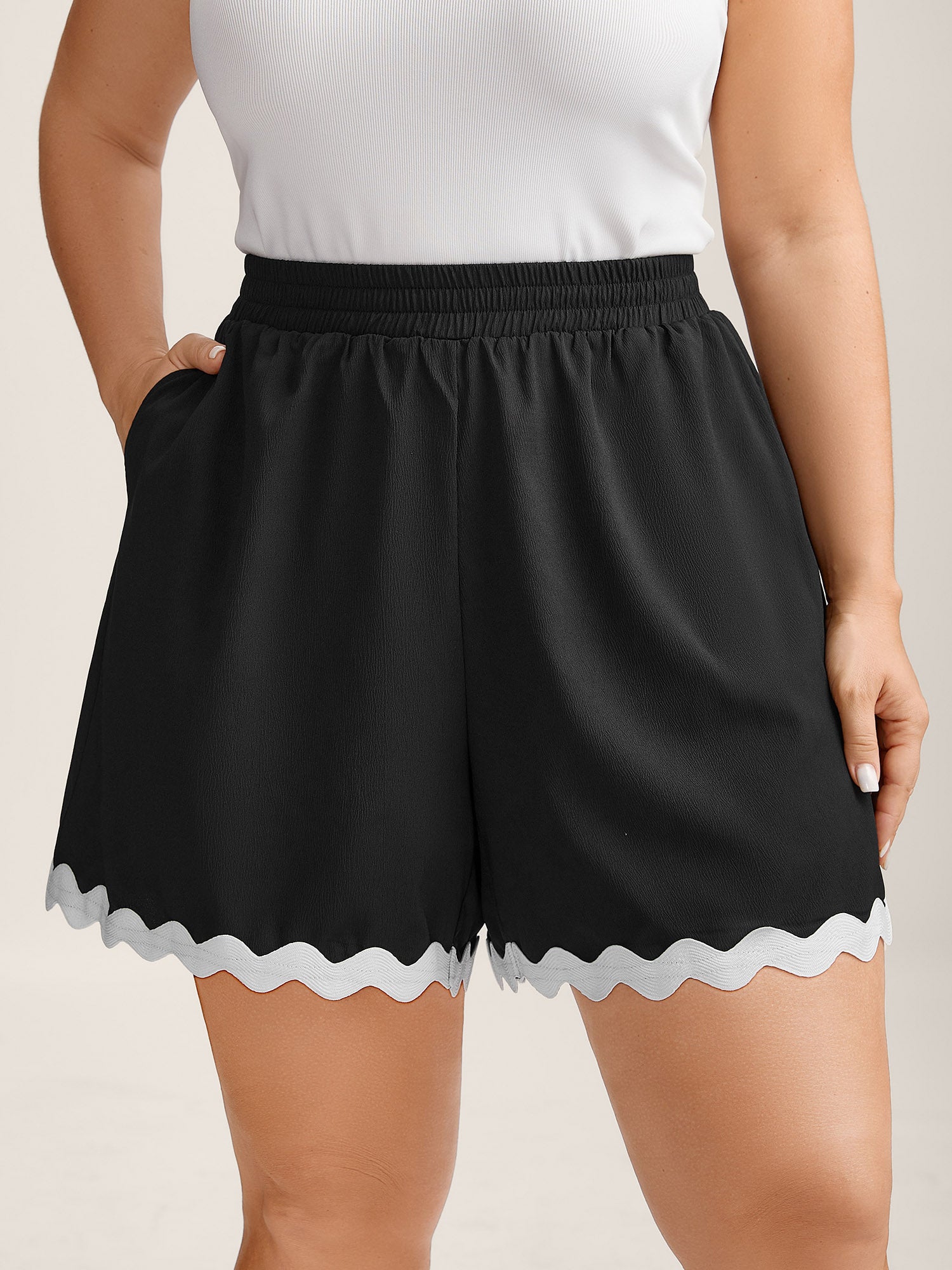 Scalloped Hem Spliced Wide-Leg Shorts