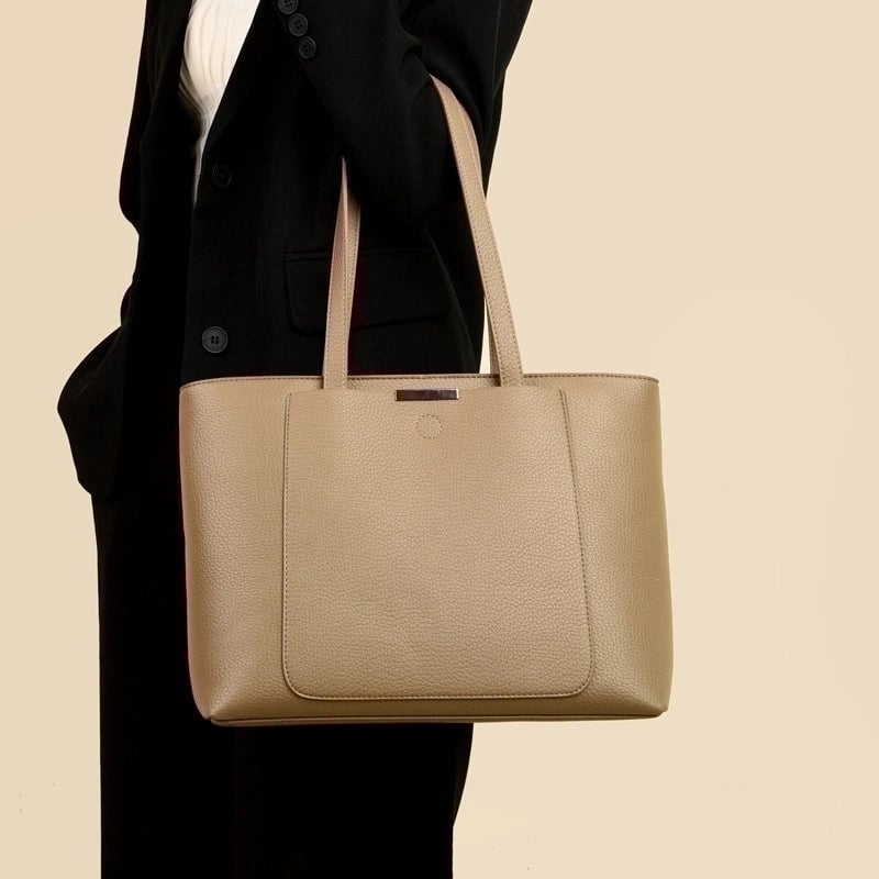 Women's Large Pu Leather Solid Color Streetwear Zipper Tote Bag