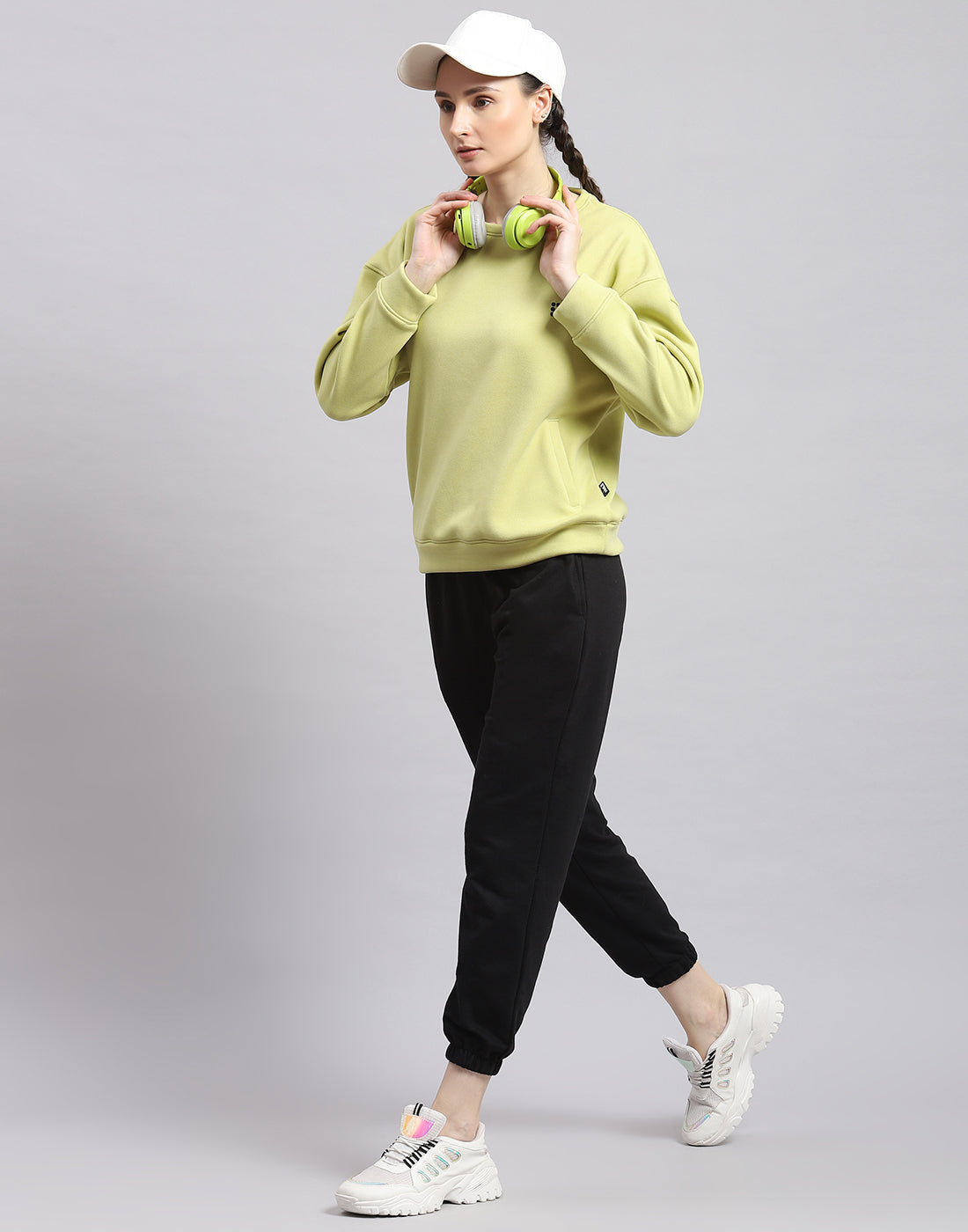 Women Green Solid Round Neck Full Sleeve Sweatshirt