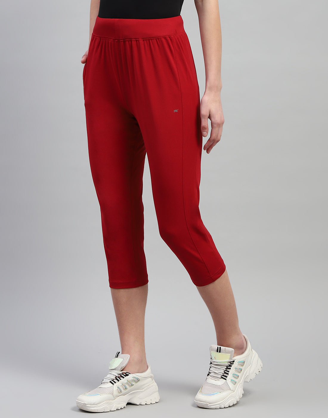 Women Maroon Solid Regular Fit Capri