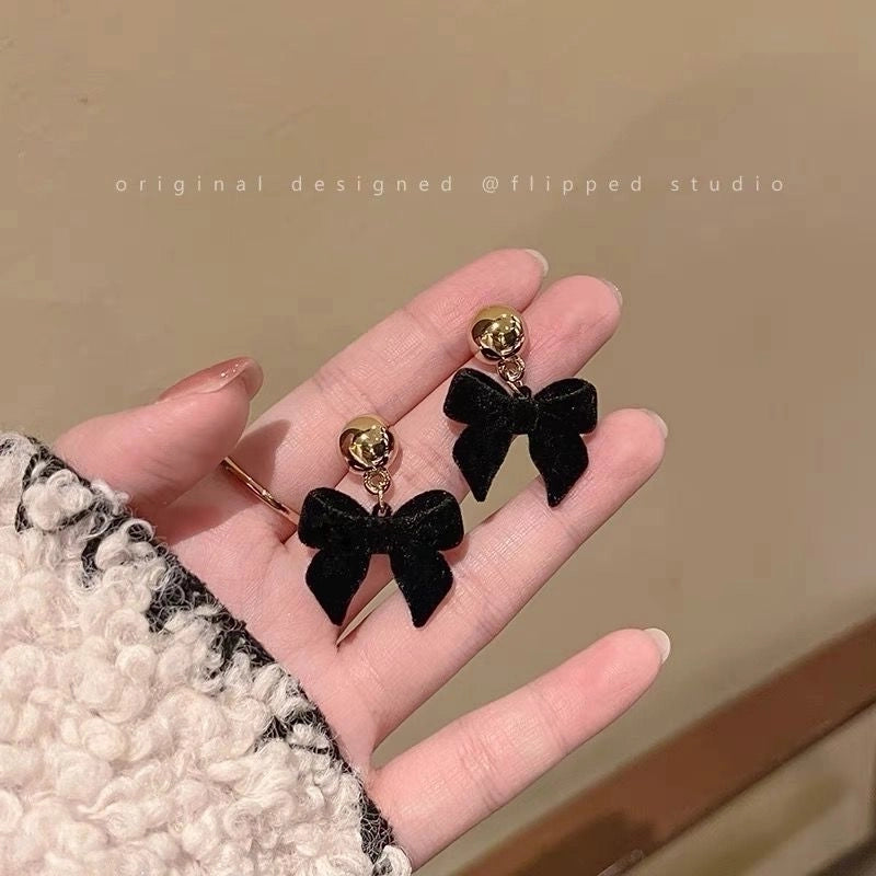 Retro Heart Shape Flower Bow Knot Flocking Inlay Artificial Pearls Rhinestones Women's Earrings 1 Pair
