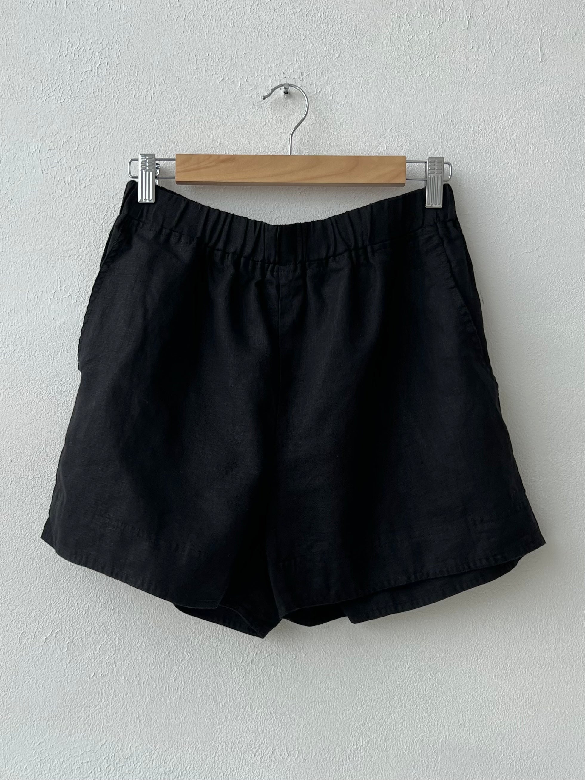 abbey short - black linen
