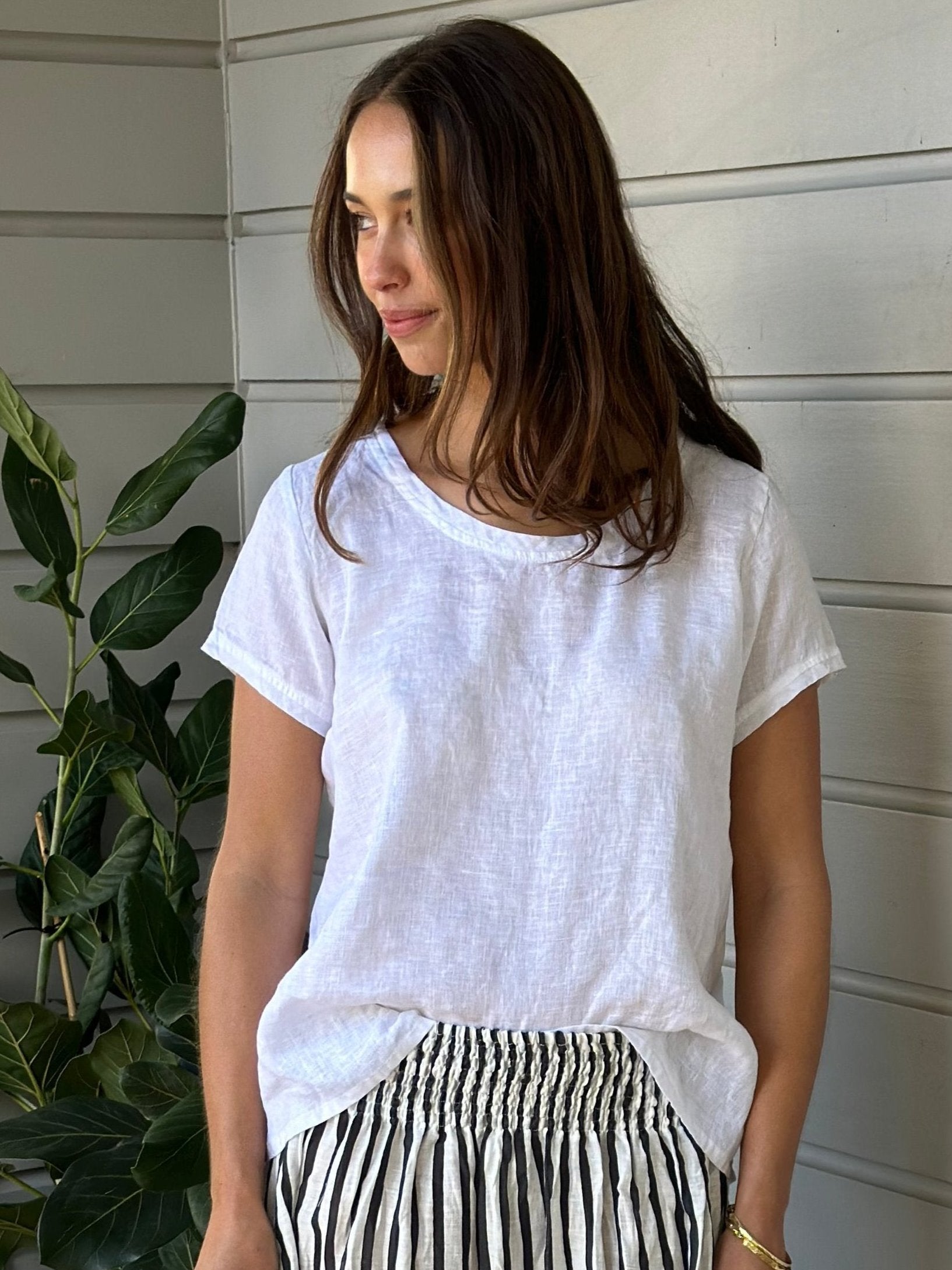 ellie round neck-white linen