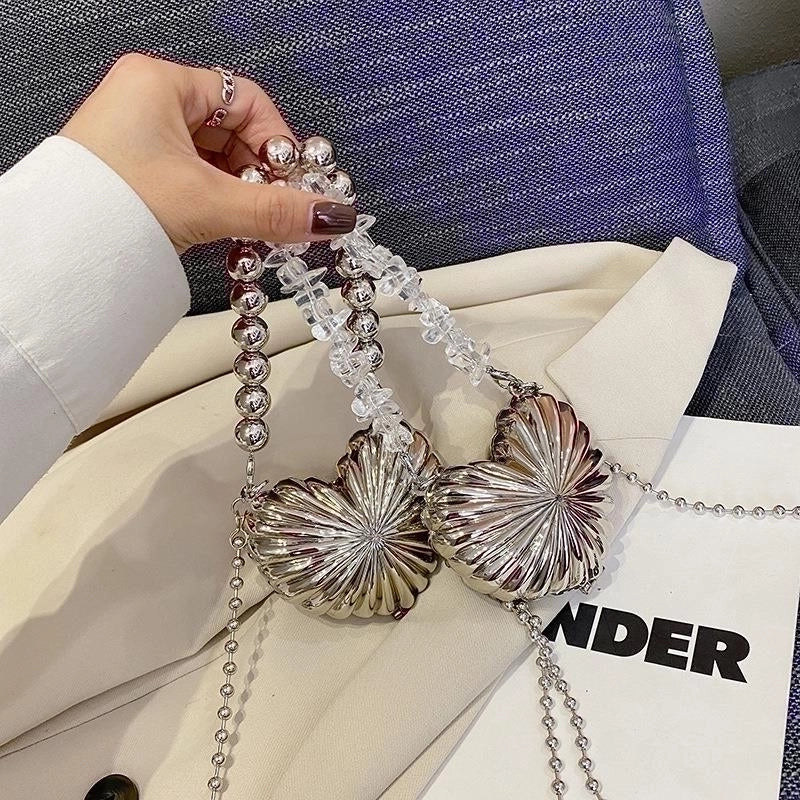 Women's Mini Metal Heart Shape Solid Color Streetwear Heart-shaped Magnetic Buckle Shoulder Bag Crossbody Bag Chain Bag