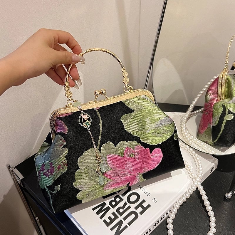 Women's Medium Flower Elegant Vintage Style Shell Clasp Frame Crossbody Bag