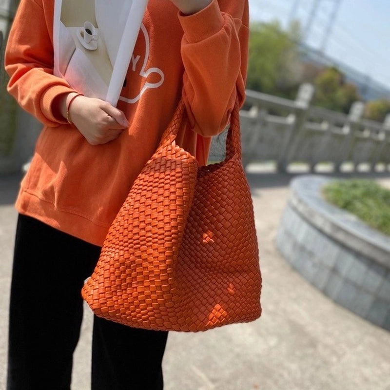 Women's Pu Leather Solid Color Classic Style Weave Bucket Magnetic Buckle Shoulder Bag