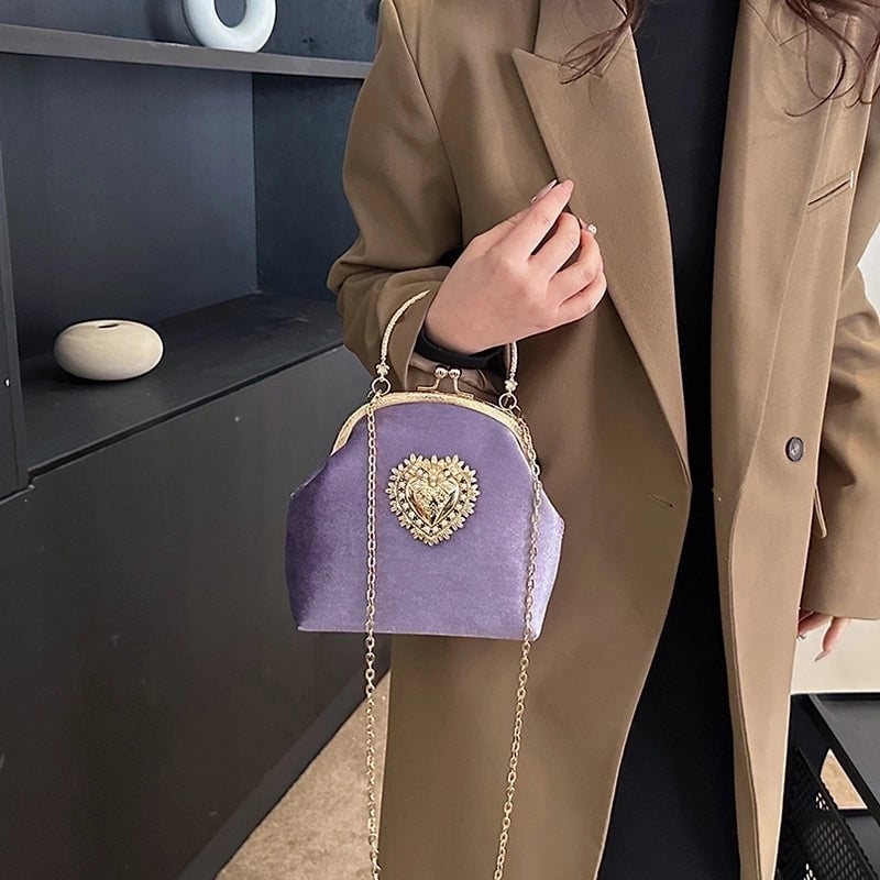 Women's Gold Velvet Heart Shape Solid Color Elegant Sewing Thread Chain Shell Buckle Evening Bag